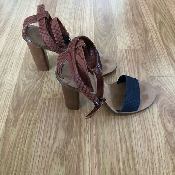 VINCE Naya Leather Snake Embossed Wrap-Around Ankle Strap Sandals - Picture 7 of 11